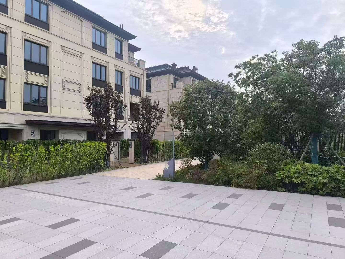 珠海 芝麻白与芝麻白搭配铺装，尺寸1200*600