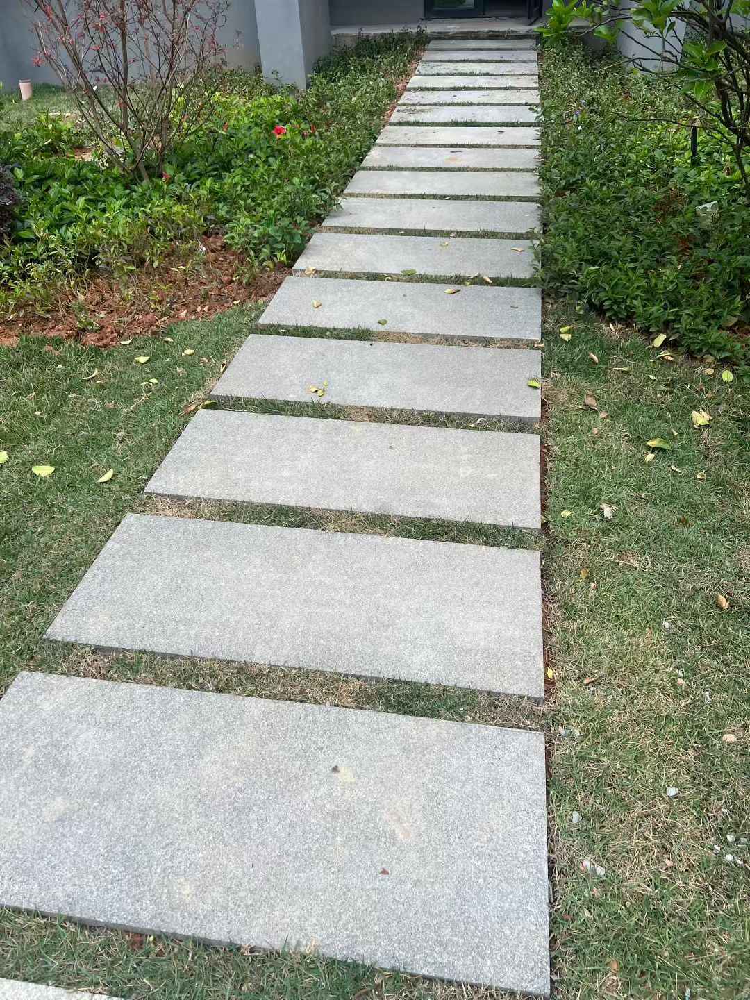 珠海 芝麻黑小区踏步、汀步石铺装效果